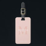 Étiquette À Bagage Monogramme et nom de la servante d'accueil personn<br><div class="desc">Ajoutez une touche personnelle à votre mariage avec le monogramme et le cadeau de nom personnalisé de la femme de ménage. Ce design présente le nom personnalisé de la servante avec titre et date mariage en blanc et monogramme en rose vif comme arrière - plan, dans le style de police...</div>