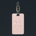 Étiquette À Bagage Monogramme et nom de la servante d'accueil personn<br><div class="desc">Cadeaux de Bridesmaids personnalisées avec le nom de la femme de bridesmaid personnalisé en style de police de script classique blanc et monogramme en style de police de serif classique rose vif comme arrière - plan avec titre et date de mariage en style de police de serif classique blanc sur...</div>