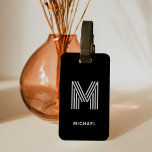 Étiquette À Bagage Monogramme Gras Moderne | Noir et gris<br><div class="desc">Cette étiquette de bagage moderne et élégante présente votre monogramme dans une typographie à rayures grises et tendance de style disco initiale sur un arrière - plan noir foncé. Un look cool et élégant que tout le monde aimerait.</div>