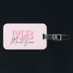Étiquette À Bagage Monogramme initial minimaliste rose moderne<br><div class="desc">Créez vos bagages personnalisés avec des initiales minimalistes modernes et un nom monographique de calligraphie de script. Disponible en différentes tailles de couleurs.</div>