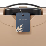 Étiquette À Bagage Monogramme minimaliste de feuille d'or bleu marine<br><div class="desc">Arrière - plan bleu marine avec feuille d'or simple sur le coin inférieur gauche couplé avec une police minimaliste sans serif or. Toutes les informations sont dans la même police sur le côté arrière. Visitez notre magasin pour plus de papeterie et d'accessoires de bureau assortis dans ce style.</div>
