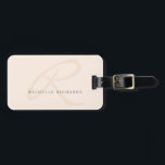 Étiquette À Bagage Monogramme minimaliste épicé rose Whisper<br><div class="desc">Un élégant logo monogramme est présenté sur cette étiquette de bagages rose pâle chic avec un charme minimaliste. Modifiez simplement l'exemple de texte avec vos détails. Vous pouvez ajouter ou supprimer des lignes de texte selon vos besoins. Si vous modifiez le monogramme et que vous trouvez qu'il a besoin d'être...</div>