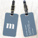 Étiquette À Bagage Monogramme moderne gris bleu foncé initial<br><div class="desc">La typographie coque moderne minimaliste monogramme design initial qui peut être modifié pour personnaliser,  ainsi que les détails sur l'inverse. Blanc sur un arrière - plan gris bleu poussiéreux.</div>