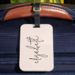 Étiquette À Bagage Monogramme Moderne Minimaliste Élégant Rose Clair<br><div class="desc">L'élégante étiquette à bagages rose vif affiche votre nom dans un script manuscrit moderne à l'avant et dispose d'une fente de carte à l'arrière pour vos détails. Parfait pour vous-même ou cadeau pour toute occasion.</div>