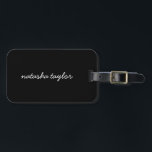 Étiquette À Bagage Monogramme moderne moderne en noir<br><div class="desc">Préparez-vous pour vos prochaines vacances ou votre prochain voyage d'affaires avec cette étiquette de bagage moderne moderne en noir massif. Peut être customisé avec votre nom de choix sur le devant et vos coordonnées sur le dos.</div>