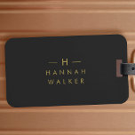 Étiquette À Bagage Monogramme Noir | Élégant minimaliste moderne<br><div class="desc">Un design simple et élégant monogramme personnalisé dans une typographie minimaliste dorée moderne sur un arrière - plan noir off. Les initiales et le nom du monogramme peuvent facilement être personnalisés avec la ligne de fonction pour rendre un design aussi unique que vous êtes! Le cadeau ou accessoire sur mesure...</div>