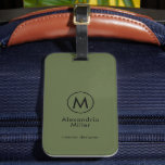 Étiquette À Bagage Monogramme Vert olive minimal noir<br><div class="desc">Un monogramme minimaliste avec une grande typographie initiale dans une police élégante et élégante avec votre nom et titre ou texte personnalisé ci-dessous sur un simple arrière - plan vert olive. Un cadeau ou accessoire personnalisé parfait.</div>