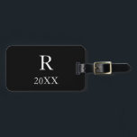 Étiquette À Bagage Monogrammes Initiales Année Modèle noir et blanc C<br><div class="desc">modèles de l'année et de l'année monogrammes et aussi des détails personnels comme le nom, l'adresse, le numéro de téléphone et le courriel que vous pouvez tous modifier. Conçu avec un arrière - plan noir et blanc élégant et simple, vous pouvez changer les deux couleurs si vous le souhaitez. Fait...</div>