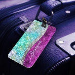 Étiquette À Bagage Monographie de la fausse parties scintillant turqu<br><div class="desc">Joli chic et élégant ciré argent et irisé faux parties scintillant dans unicorne, arc-en-ciel, turquoise, aqua, fuchsia et vert couleurs design pour le tendance-savvy et art-amour hanche tendance. Ce design élégant et sophistiqué conviendra aux filles qui aiment les designs brillants et classe. Montrez votre style personnel, regardez à la mode,...</div>