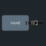 Étiquette À Bagage Monographie de texte minimaliste en gris bleu<br><div class="desc">Tag de bagage minimaliste bleu gris personnalisé nom personnalisé monogramme. Texte blanc entièrement personnalisable,  bleu gris uni couleur arrière - plan.</div>