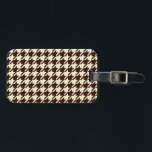 Étiquette À Bagage Motif classique Brown ivoire Pepita Houndstooth<br><div class="desc">motif en tissu à feuillage persistant,  élégant et classique,  avec motif en poivre / houndstooth en combinaison de couleur brune et ivoire. Pepita houndstooth brown motif Bagages Tags</div>