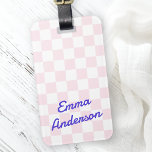 Étiquette À Bagage Motif de damier blanc rose clair<br><div class="desc">Balise bagage avec votre nom en bleu une police de style rétro sur un motif de damier rose pâle et blanc.</div>