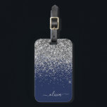 Étiquette À Bagage Navy Blue Pailleté Monogramme Nom Argenté Fille<br><div class="desc">Oreiller Monogramme et Initiale Argent et Bleu Marine Pailleté. L'étiquette de bagage est le cadeau parfait pour un anniversaire sweet 16,  un mariage,  une douche de mariée,  une baby shower ou une soirée d'enterrement de vie de jeune fille pour quelqu'un qui décore sa chambre avec style.</div>