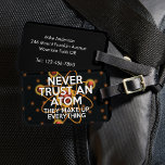 Étiquette À Bagage NE FAITES JAMAIS CONFIANCE À UN ATOM Science Plais<br><div class="desc">BALISES SCIENTIFIQUES. Personnalisez vos bagages et aidez-les à les retrouver plus facilement sur la ceinture avec cette étiquette cool, tendance, inspirée de la science. Conçu pour tous les scientifiques, les professeurs de sciences, les étudiants en sciences, et, en bref, tout geek scientifique dans votre vie (et qui vous inclut)! Conçu...</div>