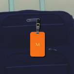 Étiquette À Bagage néon orange - ajouter monogramme<br><div class="desc">Bagage Tag avec néon orange couleur solide arrière - plan et jaune clair police .Design simple et tendance par Alma Wad .Personnalisez-le avec votre monogramme maintenant .. ____________ Orange est associé au signe de Leo dans l'astrologie occidentale. Vous pouvez tenir compte de cela lors du choix de votre couleur.</div>