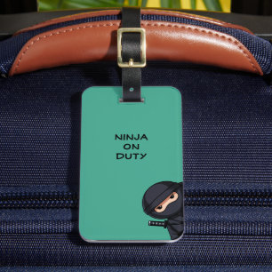 Étiquette À Bagage Ninja qui regarde à travers un feuillage vert