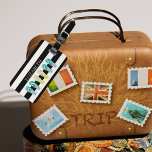 Étiquette À Bagage Noir Blanc rayures nautiques nom de plage été<br><div class="desc">En face : Thème d'été nautique classique avec rayures noires et blanches sur la mer et la mer. Décoré de trois paires de tongs, de couleur aquamarine et jaune pastel. Personnalisez et ajoutez votre nom, des lettres blanches. Retour : un cadre noir et un espace pour votre nom et vos...</div>
