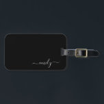 Étiquette À Bagage Noir et blanc Nom du monogramme de script moderne<br><div class="desc">Nom du monogramme simple de script noir et blanc. Cela rend le cadeau parfait pour 16 ans,  mariage,  douche nuptiale,  anniversaire,  baby shower ou bachelorette pour quelqu'un qui aime le luxe glam et les styles chic.</div>