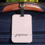 Étiquette À Bagage Nom de jeune fille rose simple avec monogramme cur<br><div class="desc">Étiquette de bagage personnalisée avec monogramme rose blush minimaliste et féminin. Ce design présente votre prénom dans un joli style de lettrage manuscrit avec une queue en arabesque et une typographie (ou calligraphie) sur fond rose poussiéreux ou rose blush pastel clair. Facile à personnaliser. Cadeau féminin élégant pour un mariage,...</div>