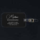 Étiquette À Bagage Nom de script moderne élégant<br><div class="desc">Une étiquette simple,  élégante,  de nom de script avec typographie blanche sur noir. Style minimaliste.</div>
