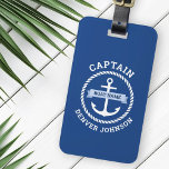 Étiquette À Bagage Nom du bateau-frontière de la corde d'ancrage du c<br><div class="desc">Balise bagage avec ancre blanche entourée d'une bordure de corde. De l'autre côté de l'ancre se trouve un ruban bleu clair portant le nom de votre bateau. Ajoutez le titre,  par exemple le capitaine,  en haut et un nom personnalisé en bas. Coordonnées sur le dos.</div>