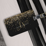 Étiquette À Bagage Nom du monogramme de la Parties scintillant d'or<br><div class="desc">Balise de bagages Monogramme Élégante Parties scintillant en or de Glam. Personnalisez facilement ce design branché de porte-bagages chic avec une élégante parties scintillant dorée brillante sur un arrière - plan noir. Le design comprend votre monogramme manuscrit avec de jolis tourbillons et votre nom.</div>