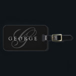 Étiquette À Bagage Nom du monogramme personnalisé initial<br><div class="desc">Joli ensemble monogramme contre un arrière - plan noir moderne. Personnalisez ce design avec votre nom,  votre initiale et votre adresse. Customisez davantage cette conception en sélectionnant le lien "customiser plus loin" sous la rubrique personnaliser ce modèle si vous le souhaitez.</div>