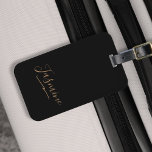 Étiquette À Bagage Nom du script féminin en or noir moderne<br><div class="desc">Étiquette Black Gold Feminine Script Nom de la valise. Personnalisez facilement cette étiquette de bagage moderne et élégante avec votre nom personnalisé.</div>