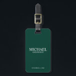 Étiquette À Bagage Nom et monogramme du Groomsman personnalisé<br><div class="desc">Cadeaux Groomsman Personnalisés modernes avec nom,  titre et date mariage personnalisés en style serif classique blanc sur arrière - plan vert émeraude. Aussi parfait pour Best Man,  Père de la Mariée et plus.</div>