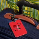 Étiquette À Bagage Nom initial minimaliste moderne monogramme rouge<br><div class="desc">Monogramme moderne minimaliste nom initial noir blanc. Nom personnalisé personnalisable avec une initiale cursive derrière sur une couleur rouge.</div>