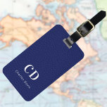 Étiquette À Bagage Nom monogramme blanc en cuir bleu marine<br><div class="desc">Impression en faux cuir bleu marine en tant qu'arrière - plan. Personnalisez et ajoutez vos lettres monographiques et votre nom complet sur le devant. Vos coordonnées au verso. Texte blanc.</div>