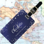 Étiquette À Bagage Nom monogramme de la parties scintillant en argent<br><div class="desc">Un arrière - plan bleu marine. La couleur bleue est inégale. Décoré avec de la poussière de parties scintillant imitation. Personnalisez et ajoutez un nom. Le prénom est écrit avec un script de style moderne écrit à la main. Retour : ajoutez vos coordonnées.</div>