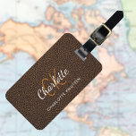 Étiquette À Bagage Nom monogramme or en cuir Brown<br><div class="desc">Brown impression en faux cuir comme arrière - plan. Personnalisez et ajoutez votre prénom,  vos lettres monographiques et votre nom complet sur le devant. Vos coordonnées au verso. Texte doré.</div>