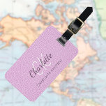 Étiquette À Bagage Nom monographique en cuir rose<br><div class="desc">Impression en faux cuir rose comme arrière - plan. Personnalisez et ajoutez votre prénom,  vos lettres monographiques et votre nom complet sur le devant. Vos coordonnées au verso. Texte mauve et blanc.</div>