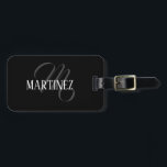 Étiquette À Bagage Nom Personnalisé Black Elegant | Nom<br><div class="desc">Nom Personnalisé Élégant Noir. Vous pouvez choisir d'ajouter votre nom,  le nom d'un proche ou un message spécial. Qu'il s'agisse d'un cadeau sincère pour quelqu'un qui vous est cher ou d'un régal personnel,  vous avez le choix.</div>