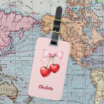 Étiquette À Bagage Nom rose arc cerise<br><div class="desc">Cerises rouges avec arc rose. Arrière - plan rose pâle. Personnalisez et ajoutez votre nom. Retour : ajoutez vos coordonnées</div>