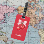 Étiquette À Bagage Nom rouge arc rose<br><div class="desc">Cerises rouges avec arc rose. Arrière - plan rouge. Personnalisez et ajoutez votre nom. Texte blanc. Retour : ajoutez vos coordonnées</div>