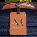 Étiquette À Bagage Nouveau marié M. Mme Black Monogram Noms brûlés or<br><div class="desc">Chic, moderne et simple étiquette à bagages monogrammed avec le texte Mr et Mrs en blanc élégant calligraphie manuscrite sur un arrière - plan orange brûlé avec votre monogramme en noir jet. Ajoutez simplement votre nom de famille, année établie et monogramme dans la typographie stylisée. Un cadeau de luxe parfait...</div>