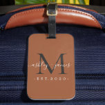 Étiquette À Bagage Nouveau marié M. Mme Black Monogram Noms TerraCott<br><div class="desc">Chic, moderne et simple étiquette à bagages monogrammed avec le texte Mr et Mrs en blanc élégant script calligraphie sur un arrière - plan en terre cuite avec votre monogramme en noir jet. Ajoutez simplement votre nom de famille, année établie et monogramme dans la typographie stylisée. Un cadeau de luxe...</div>