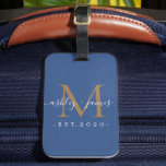 Étiquette À Bagage Nouveau marié M. Mme Gold Monogram Noms Classic Bl<br><div class="desc">Chic, moderne et simple étiquette à bagages monogrammed avec le texte Mr et Mrs en blanc élégant calligraphie manuscrite sur un arrière - plan bleu classique avec votre monogramme en or. Ajoutez simplement votre nom de famille, année établie et monogramme dans la typographie stylisée. Un cadeau de luxe parfait pour...</div>