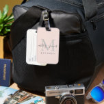 Étiquette À Bagage Nouveau marié M. Mme Silver Monogram Noms Pastel P<br><div class="desc">Chic, moderne et simple étiquette à bagages monogrammed avec le texte Mr et Mrs dans offblack élégant script calligraphie sur un arrière - plan rose pastel avec votre monogramme en gris argent. Ajoutez simplement votre nom de famille, année établie et monogramme dans la typographie stylisée. Un cadeau de luxe parfait...</div>