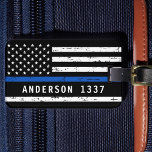 Étiquette À Bagage Officier de police de la ligne bleue mince personn<br><div class="desc">Balise de bagage en Ligne Bleue Mince - Drapeau américain dans les couleurs du drapeau de la police, design en détresse. Personnalisez avec le nom de l'agent de police ou le nom de famille. Ce bagage personnalisé d'agent de police est parfait pour les familles policières et policières et tous ceux...</div>