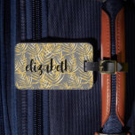 Étiquette À Bagage Palm d'or personnalisé chic<br><div class="desc">Une façade de palmier tropical doré sur cette étiquette de bagage est personnalisée avec votre prénom dans un script manuscrit chic. Votre nom et votre adresse sont au verso. Le cadeau personnel ou accessoire parfait pour toute occasion! Valise et plus encore dans notre collection de voyages.</div>