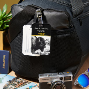 Étiquette À Bagage Pâturage Majestueux De Buffalo Près Des Montagnes 