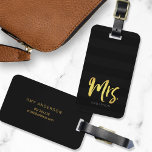 Étiquette À Bagage Personnaliser avec le nom Faux Gold Mme Black Stri<br><div class="desc">Marque élégante personnalisée avec le mot "Mrs" dans un faux script de brosse en feuille d'or contre un arrière - plan motif à rayures noires. Il fait de grands cadeaux pour les nouveaux mariés ou anniversaires. Si vous souhaitez que votre nom se distingue mieux de l'arrière - plan foncé, changez...</div>
