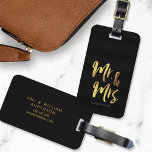 Étiquette À Bagage Personnaliser Nom Élégant M & Mme Black Stripes<br><div class="desc">Élégante étiquette de bagage personnalisée avec le mot "Mr and Mrs" dans un faux script de brosse en feuille d'or contre arrière - plan motif moderne rayures noires. Il fait de grands cadeaux pour les jeunes mariés ou les anniversaires de mariages. Si vous souhaitez que votre nom se distingue mieux...</div>