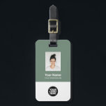 Étiquette À Bagage Photo de l'employé, Code barre, Logo, Nom<br><div class="desc">Personnalisez facilement cette étiquette de bagage personnalisée avec photo, code de la barre d'analyse et logo de l'entreprise. Un design d'entreprise simple dans des couleurs vertes bio et éco-tendance entièrement personnalisables en tailles avant et arrière, fontes sans-serif basiques et modernes et un look professionnel et clair. Idéal pour les employés...</div>