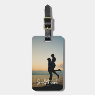 Étiquette À Bagage Photo volée. La typographie du nom et de l'année.