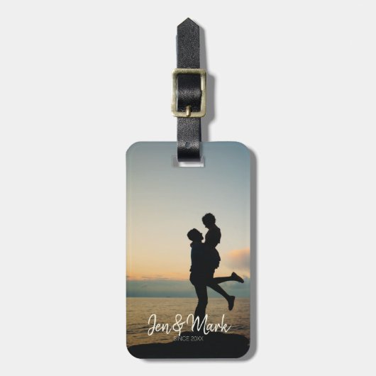 Étiquette À Bagage Photo volée. La typographie du nom et de l'année. (Devant Vertical)