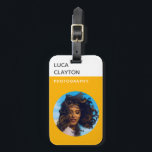 Étiquette À Bagage Photographe de typographie moderne Bold élégant<br><div class="desc">Marque à bagages photo moderne et professionnel avec votre photo dans un cadre circulaire avec typographie minimaliste tendance. C'est la version jaune orange gras.</div>